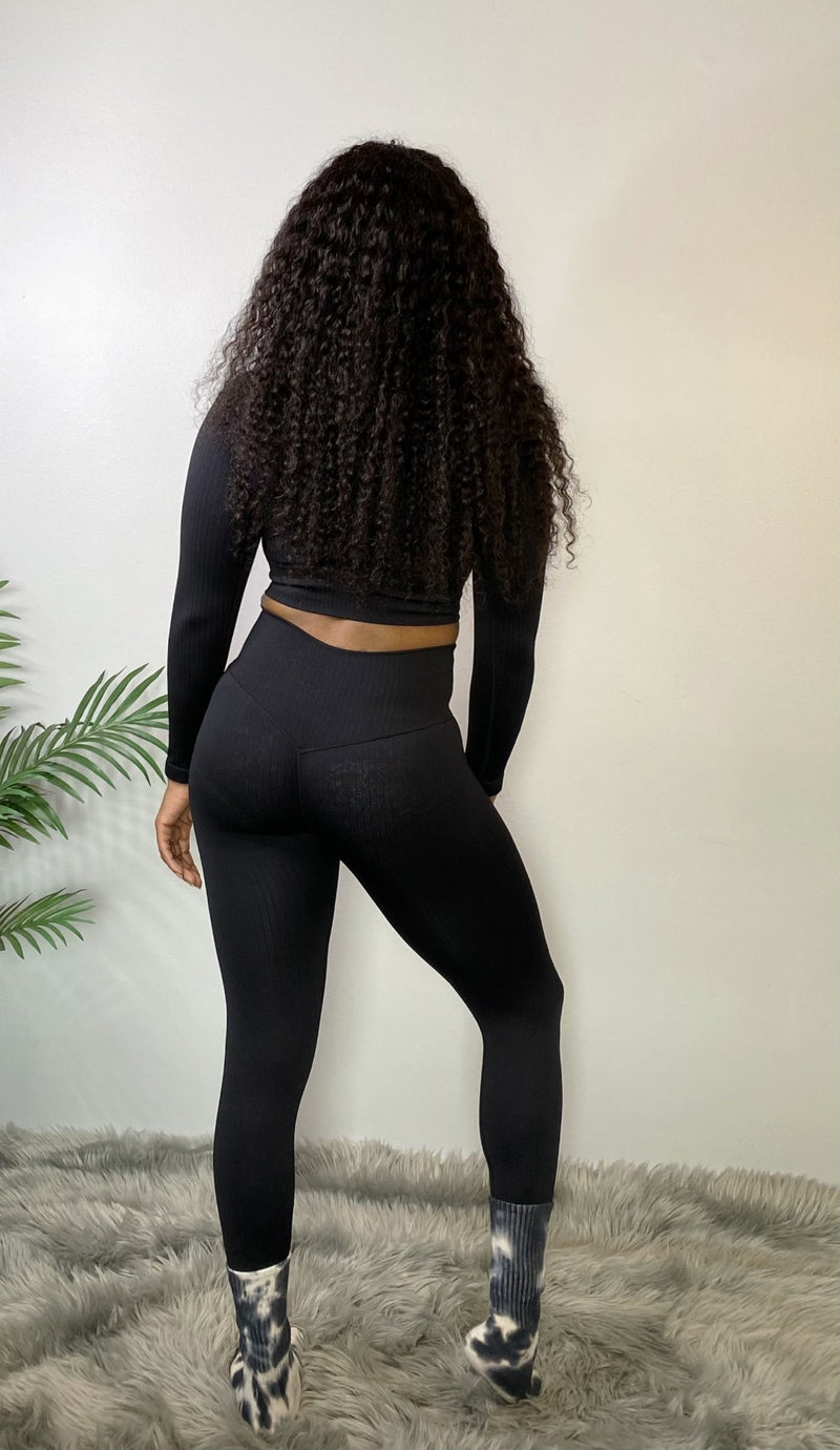 SEAMLESS BLACK RIBBED CROPPED TOP